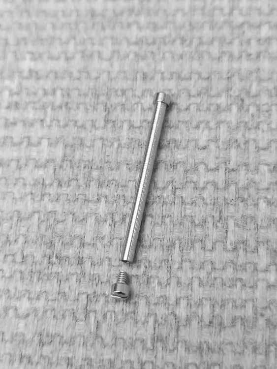 Стальной винт для крепления кожаного ремешка часов Casio EFS-S520CBL-1A